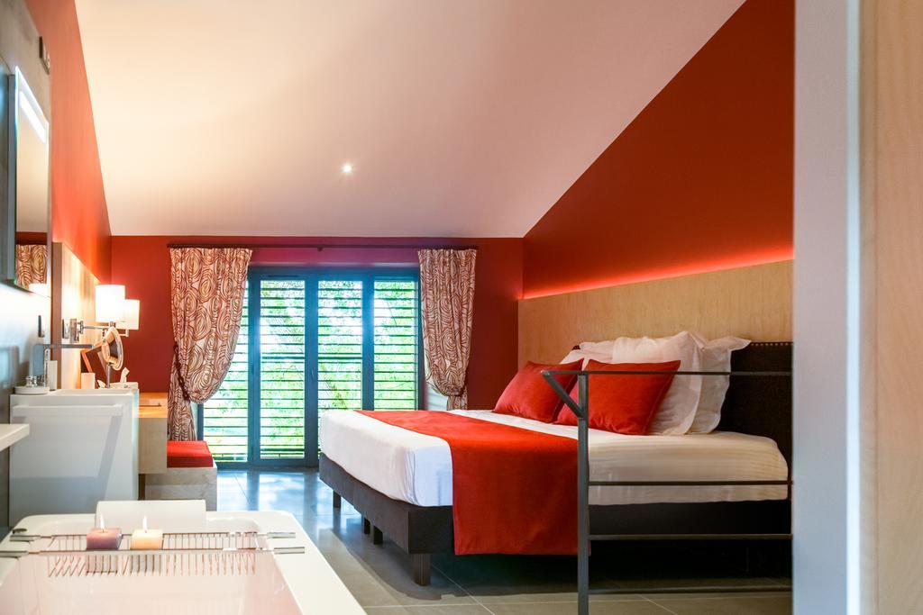 Chambres D'Hotes Domaine De Nazere Avezan Exterior photo